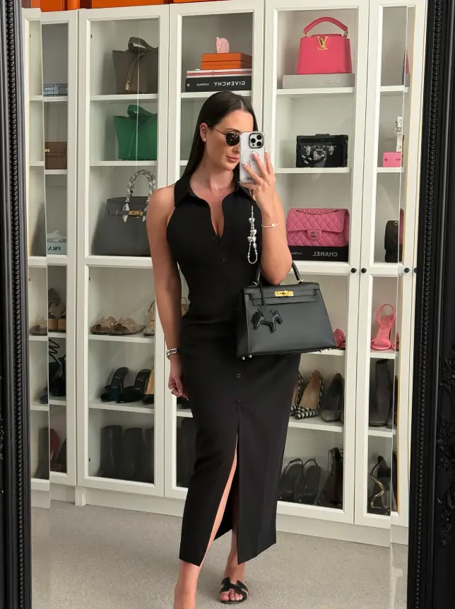 Isabelle48945 (18) female from GB - sexting partner