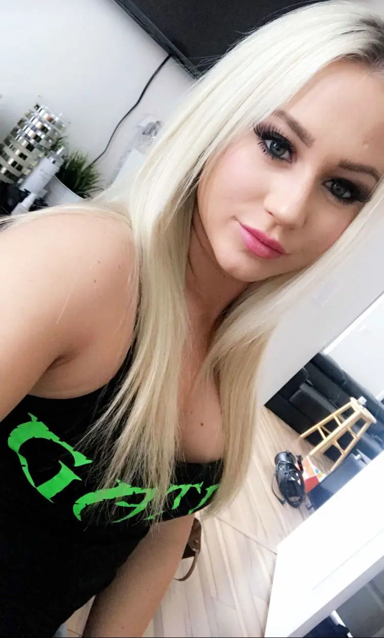 Jennifer221546 from US