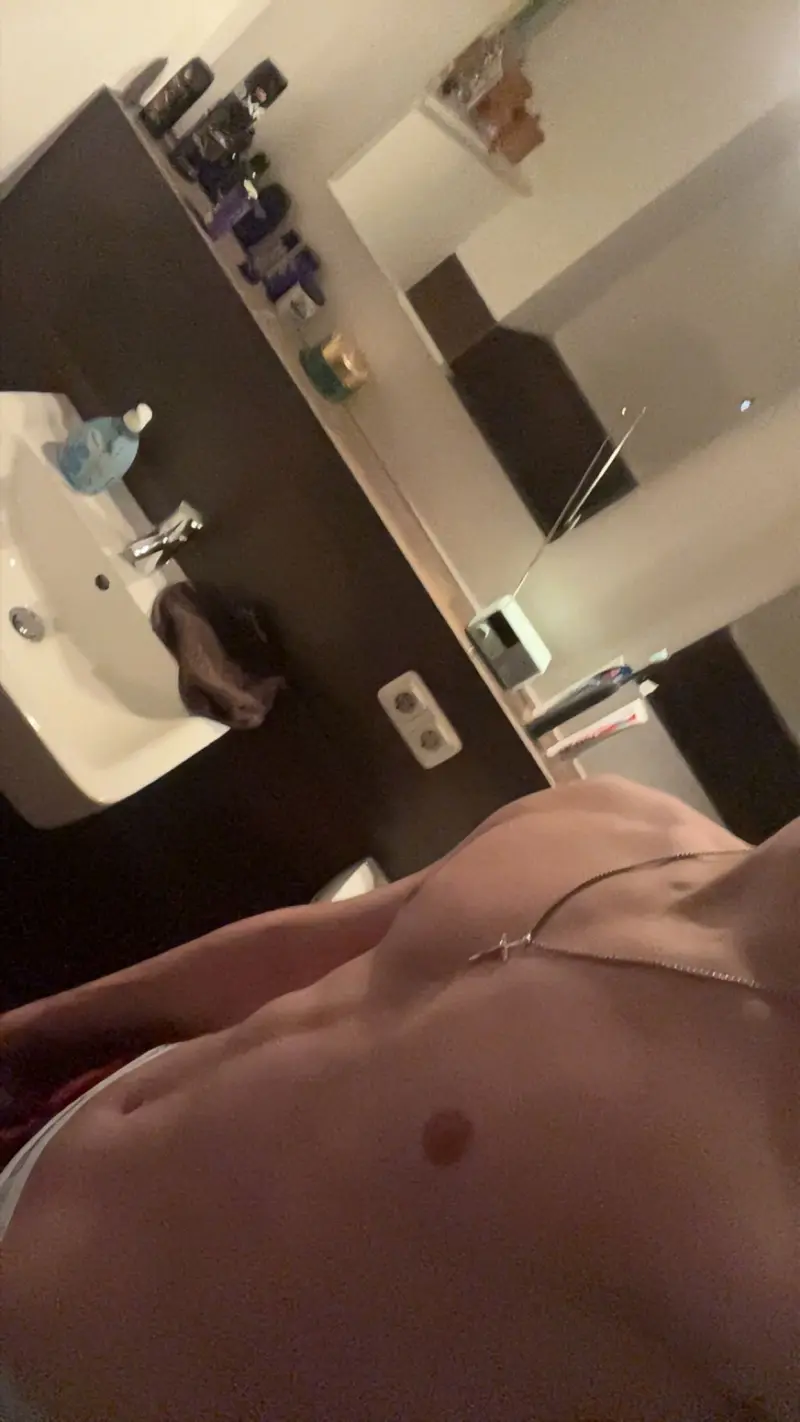 Jonesss (19) male from DE - sexting partner