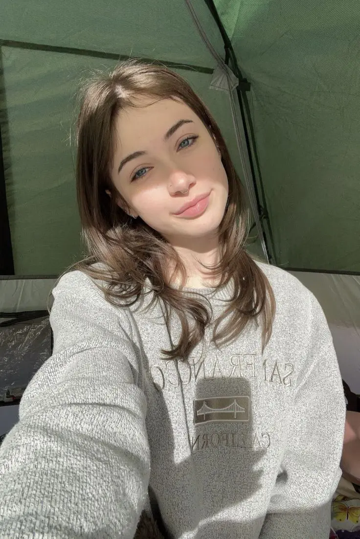 Juliana0125 (18) female from GB - sexting partner