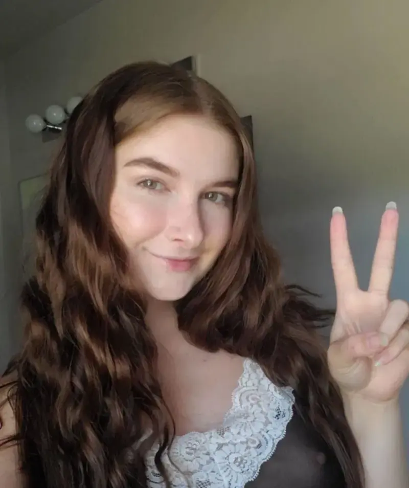 Julianna7863 (18) female from KH - sexting partner