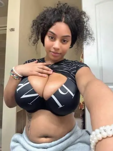 Julie63426 (18) female from US - sexting partner