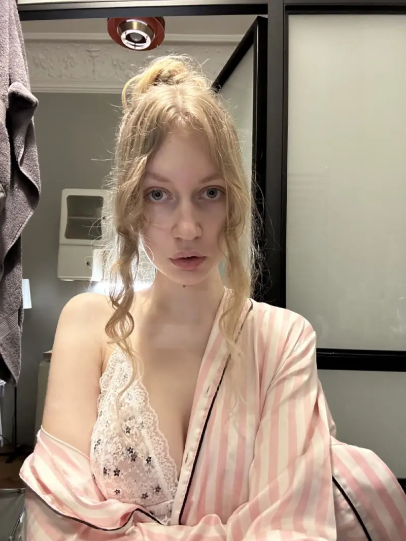 Kate2455 (18) female from US - sexting partner