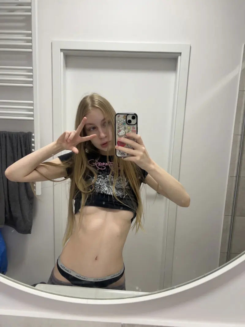 Kate2816 (18) female from US - sexting partner