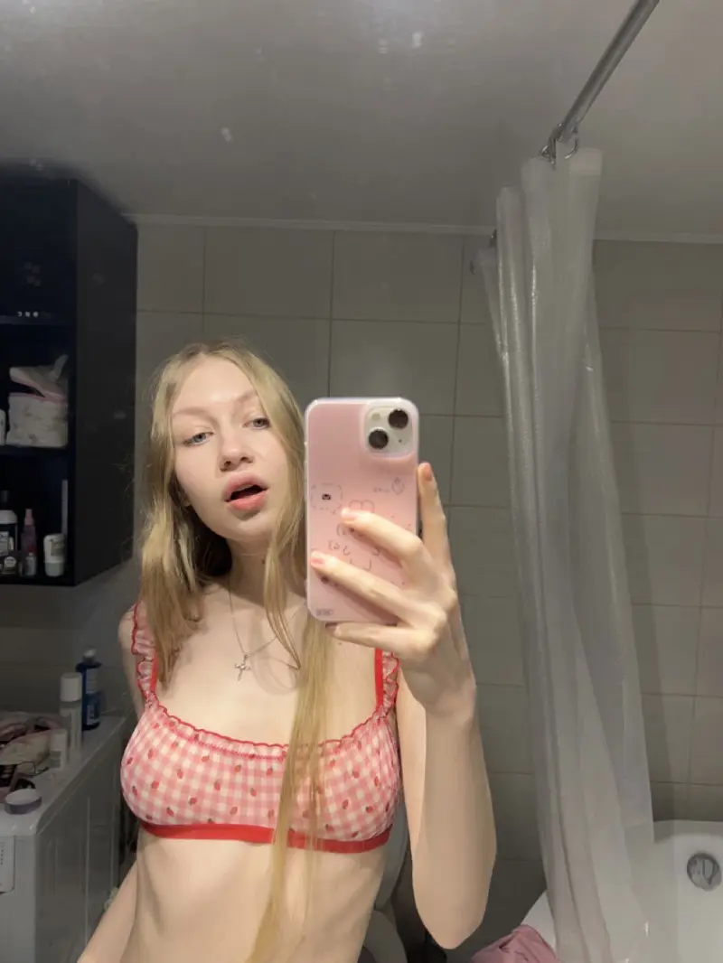 Katie_99862 (18) female from US - sexting partner