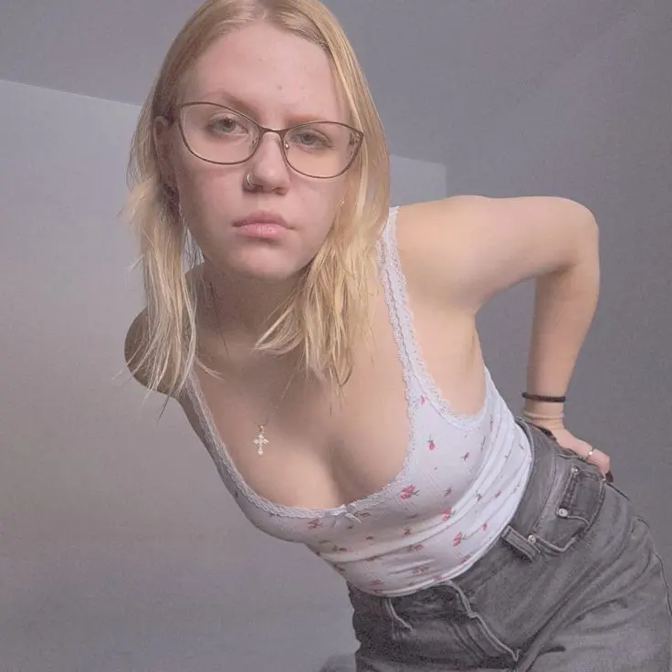 Khalani2445 (18) female from GB - sexting partner