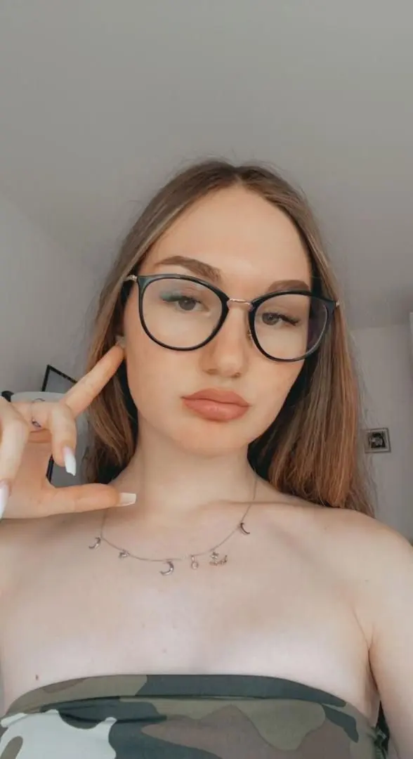 Kisson48383 (20) female from DE - sexting partner