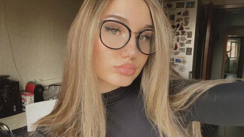 Lamiya850 (18) female from US - sexting partner