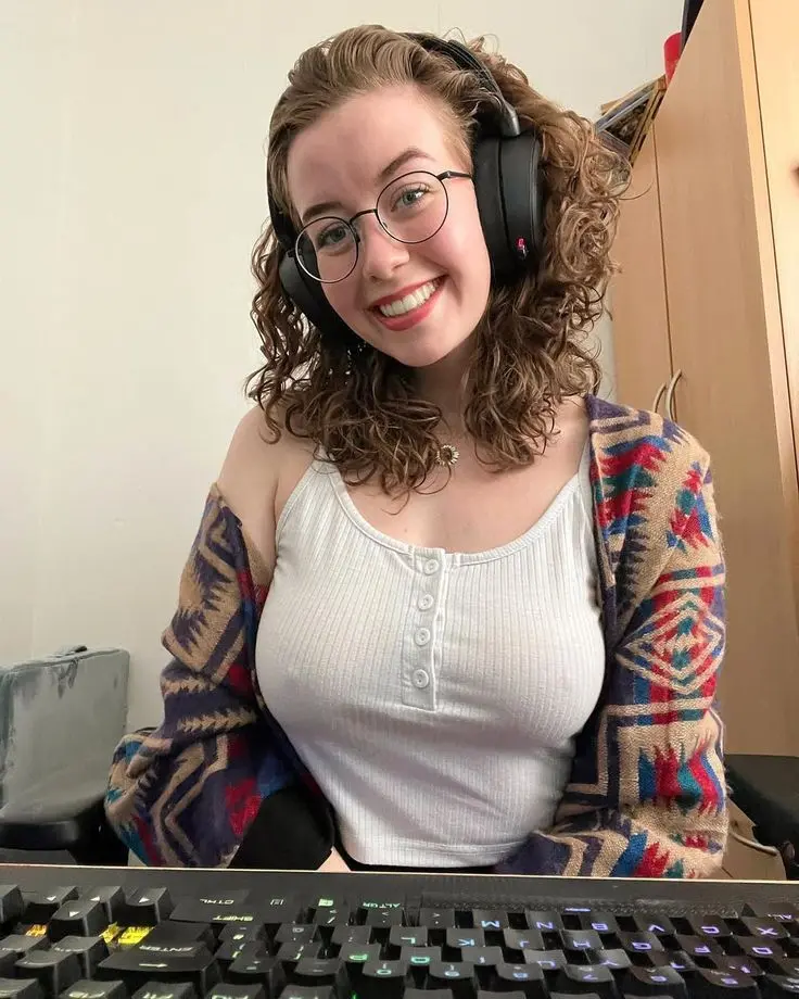 Laneybacon_official (18) female from US - sexting partner