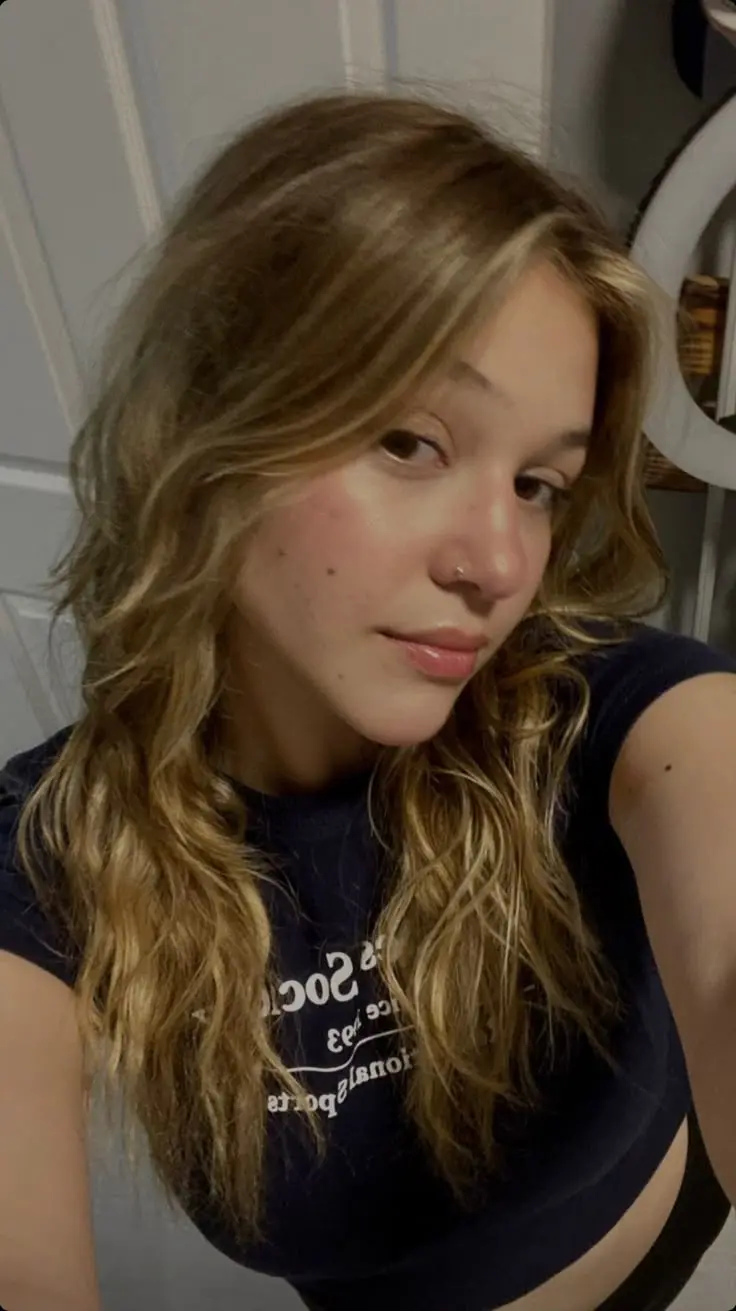 Leah2104 (21) female from GB - sexting partner