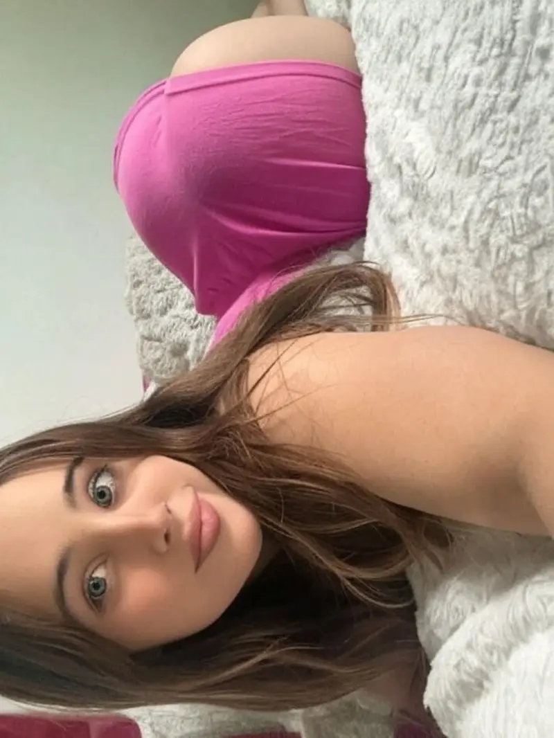 Leighton2045 (18) female from GB - sexting partner