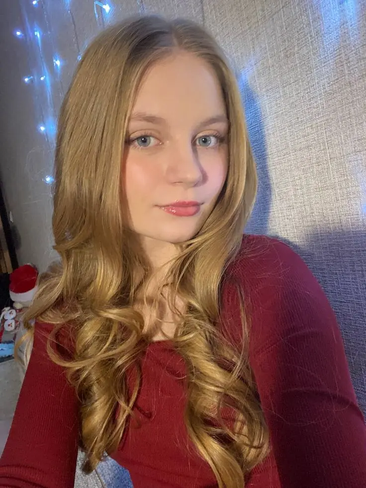 Lennon5587 (18) female from US - sexting partner