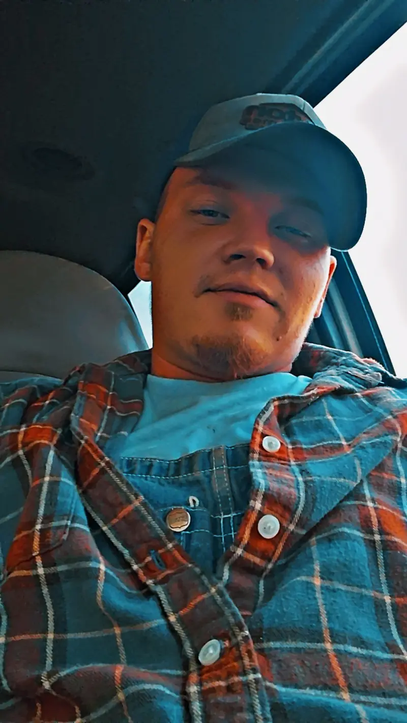 Lesley2001 (18) male from US - sexting partner