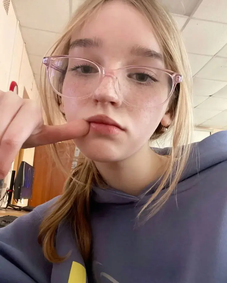 Lilyana2489 (18) female from PT - sexting partner