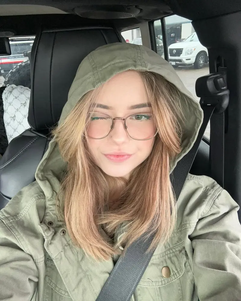 Marlow_465 (22) female from US - sexting partner