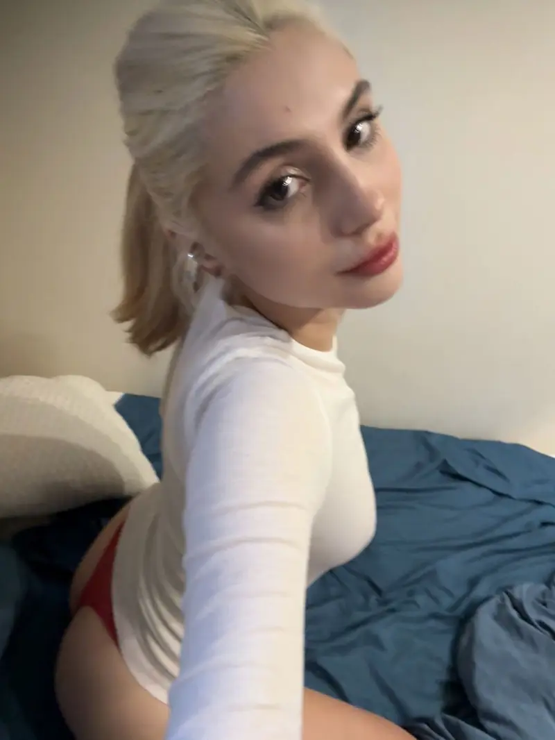 Meara2680 (21) female from US - sexting partner