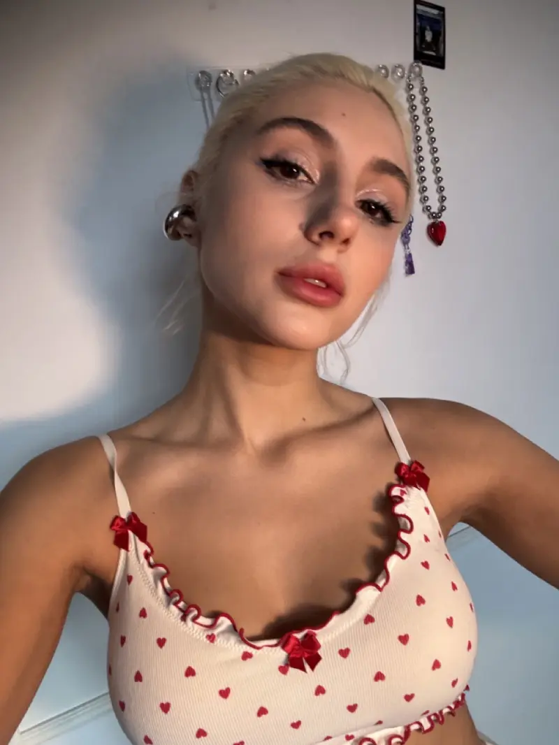 Meara_xo20 (21) female from US - sexting partner