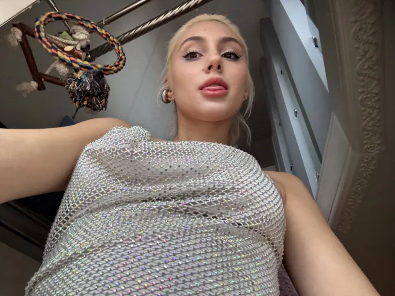 Meerairl (18) female from US - sexting partner