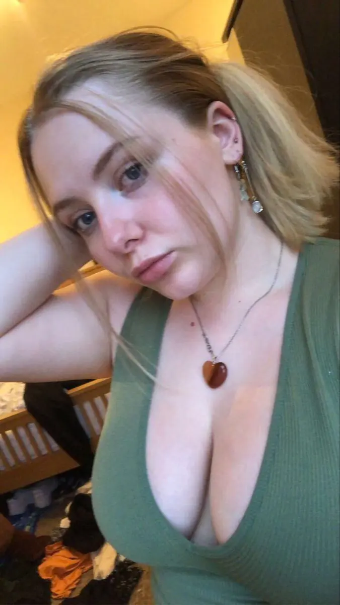 Miriam012 (18) female from GB - sexting partner