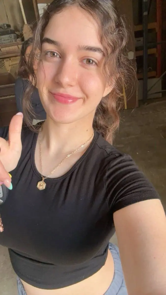 Nancy201 (18) female from GB - sexting partner