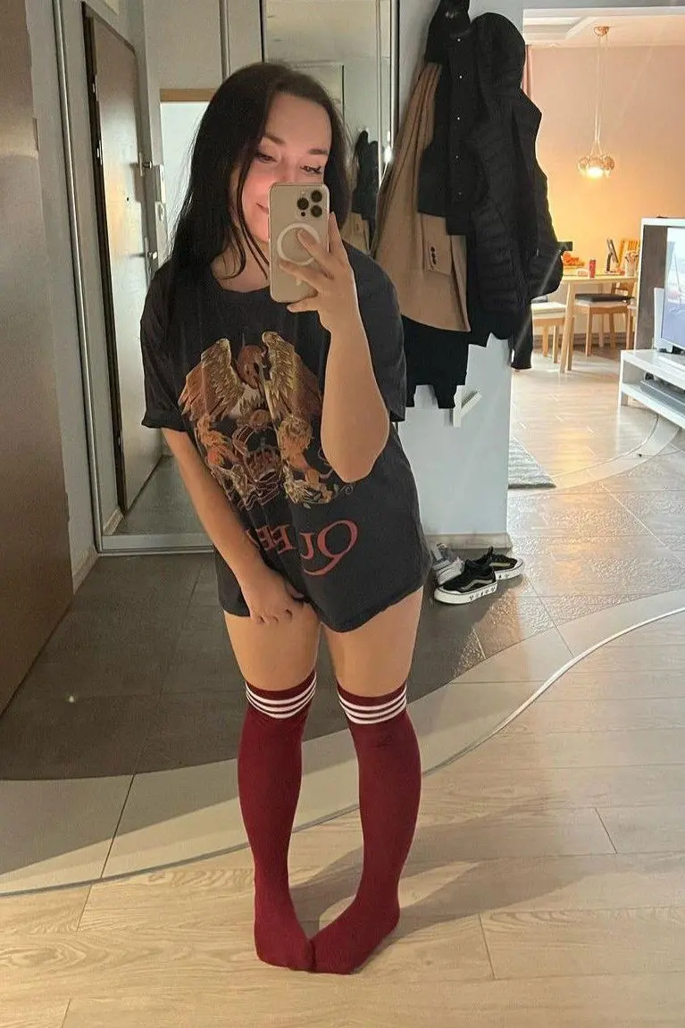 Nancy64744 (24) female from US - sexting partner