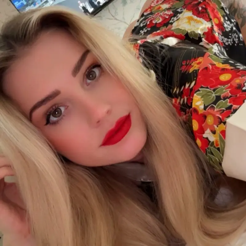 Olivia5530 (18) female from AT - sexting partner