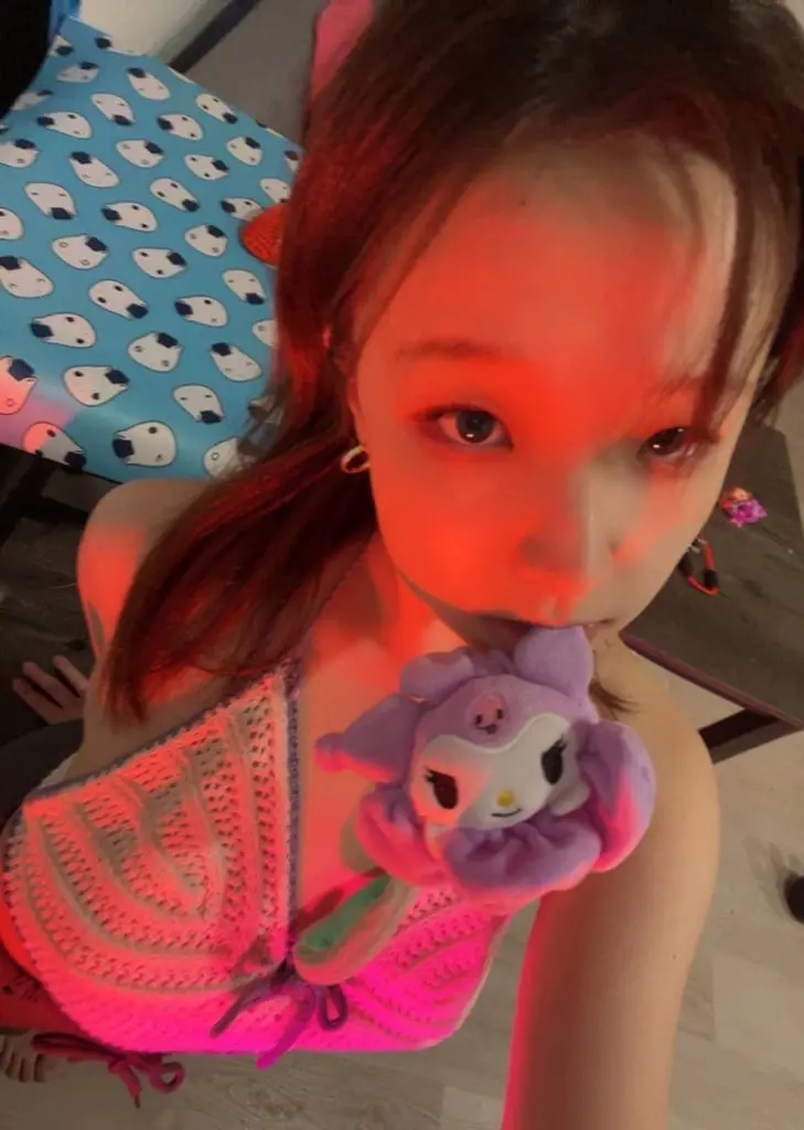 Paid4327 (19) female from US - sexting partner