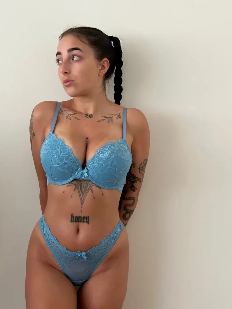 Paisley455 (18) female from GB - sexting partner