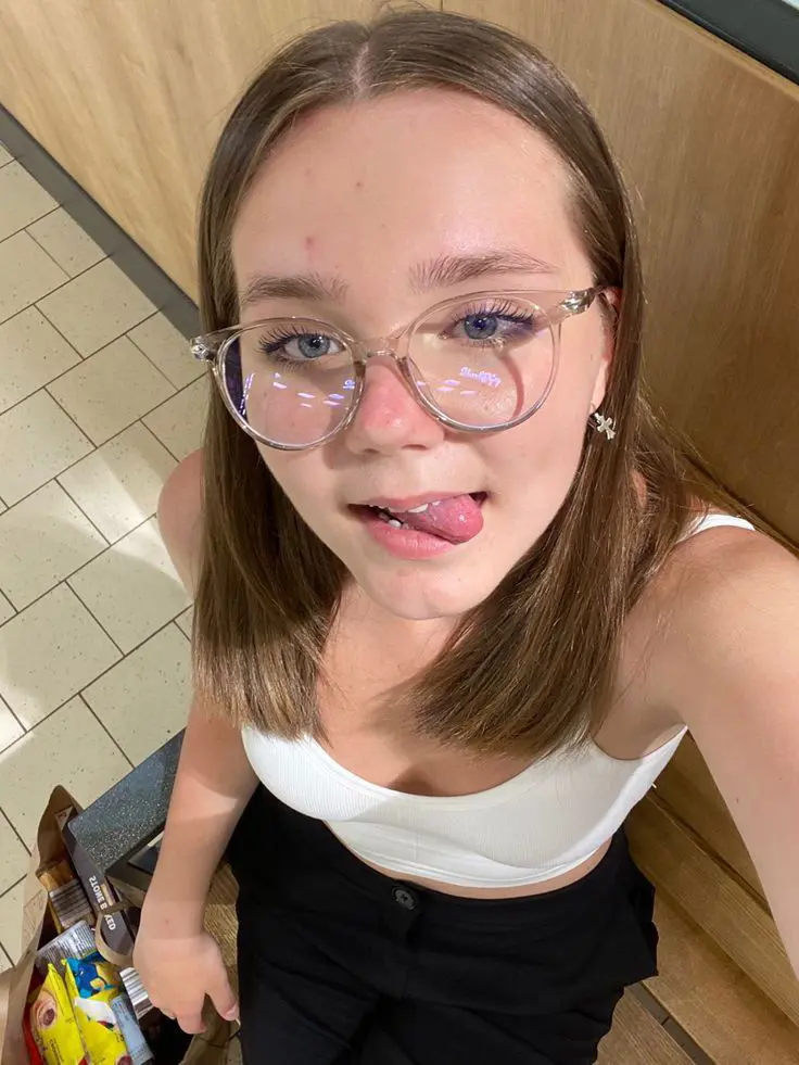 Phoebe27852 (18) female from GB - sexting partner