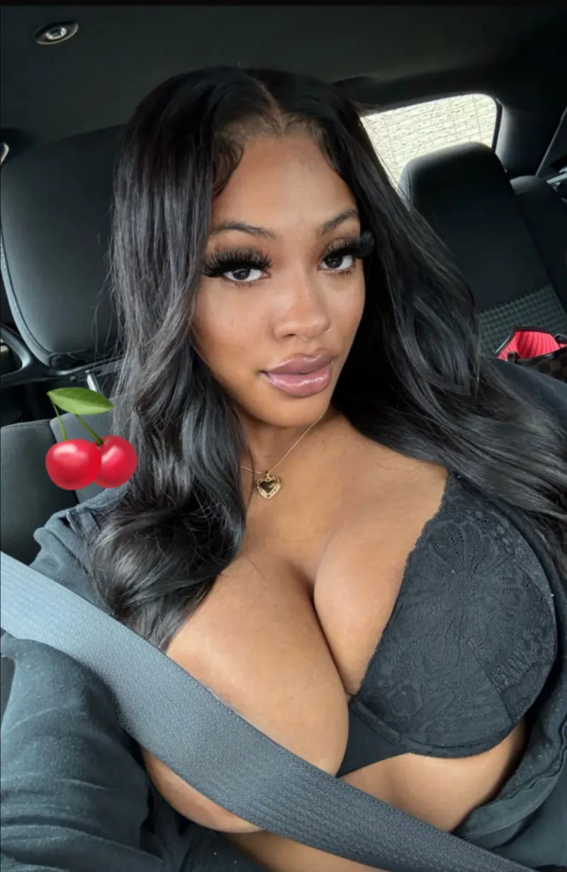 Queen453335 (18) female from US - sexting partner