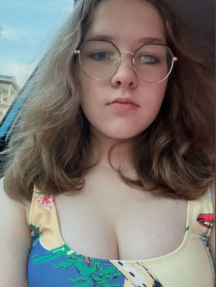 Reya1879 (18) female from US - sexting partner