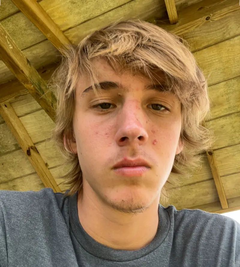 Romansullivan (18) male from US - sexting partner