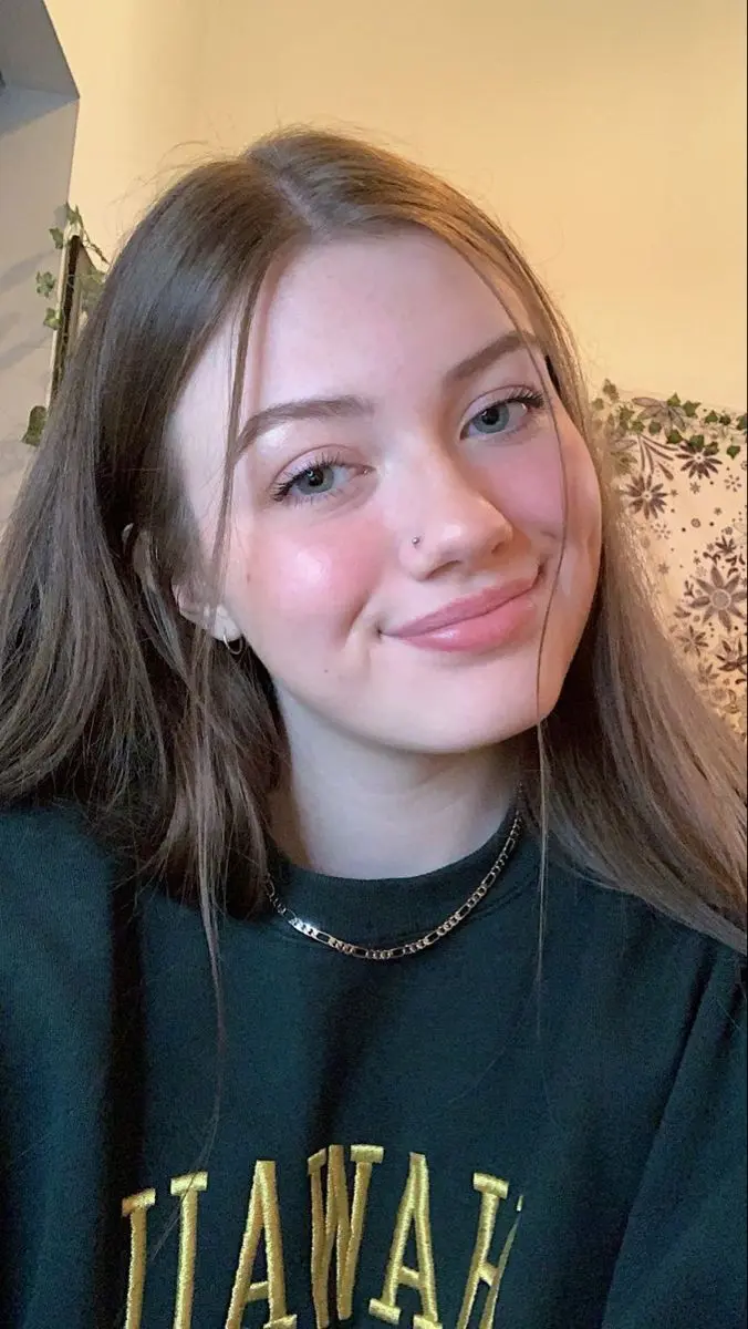 Rowan786 (18) female from GB - sexting partner