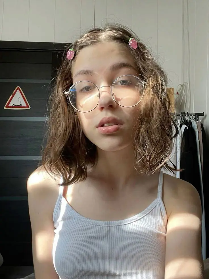 Ruthie2355 (18) female from CA - sexting partner