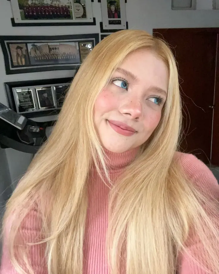 Sarah187 (18) female from GB - sexting partner