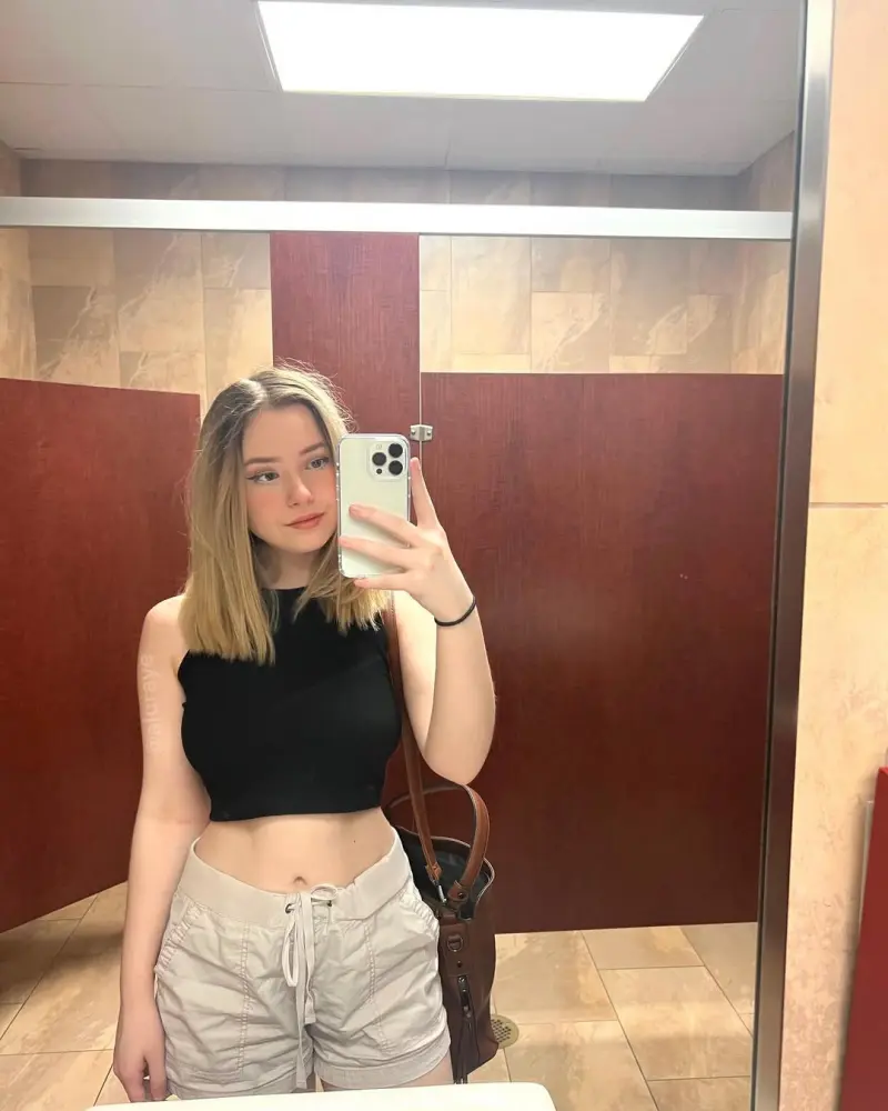 Shannon_Kane25 (20) female from US - sexting partner