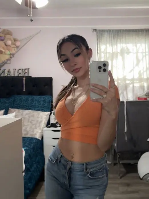 Sharon89000 (18) female from US - sexting partner