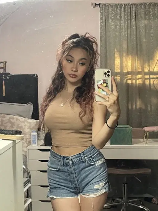 Sharon8900066 (18) female from US - sexting partner