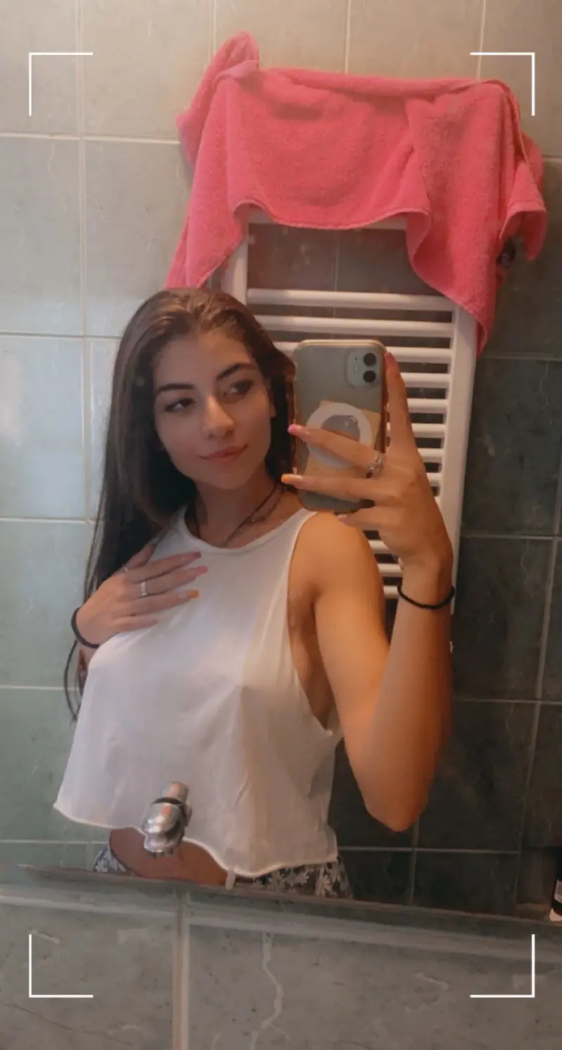 Snapgirl72729 (20) female from GB - sexting partner