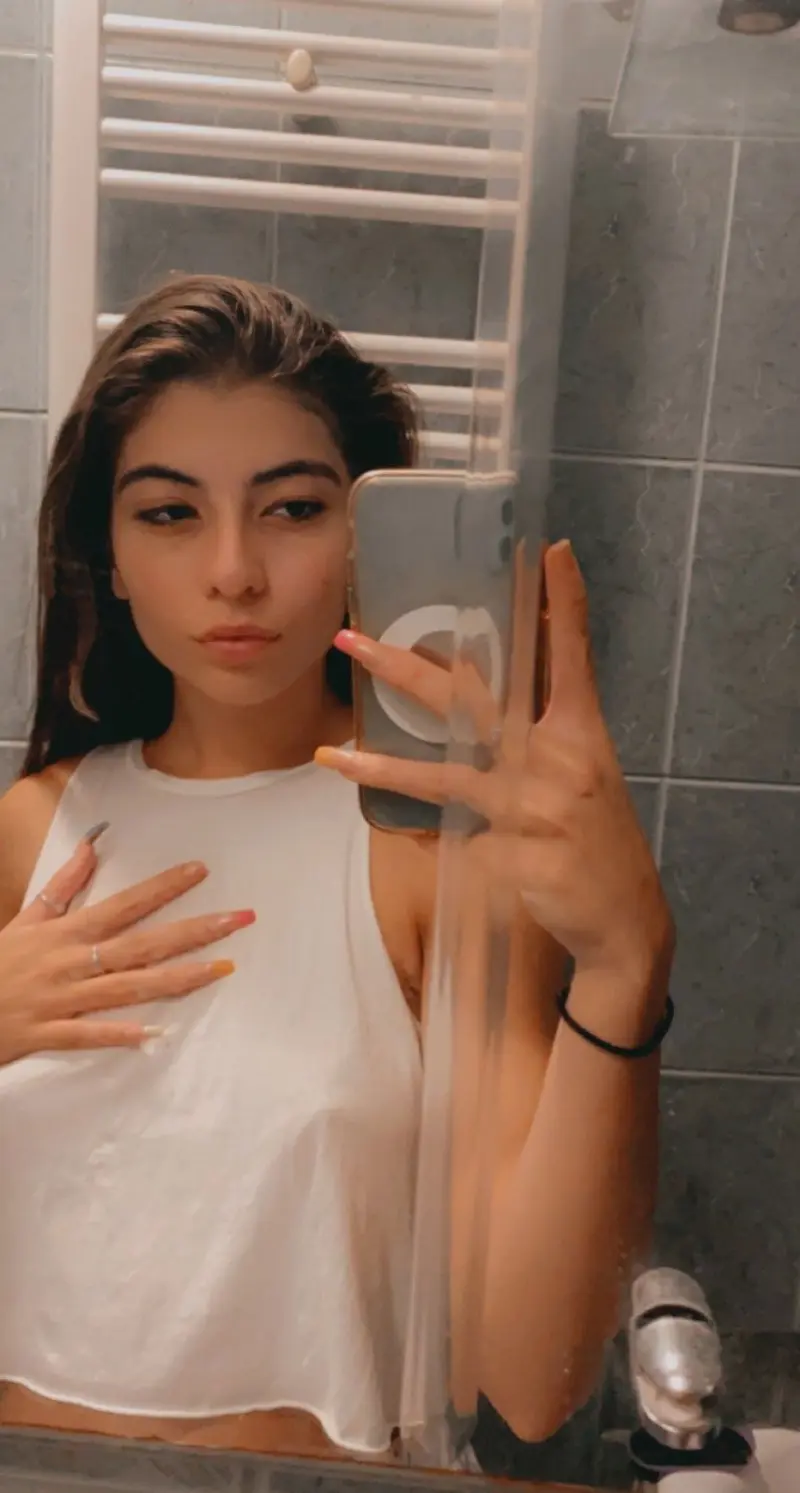 Snapgirl79633 (20) female from KH - sexting partner