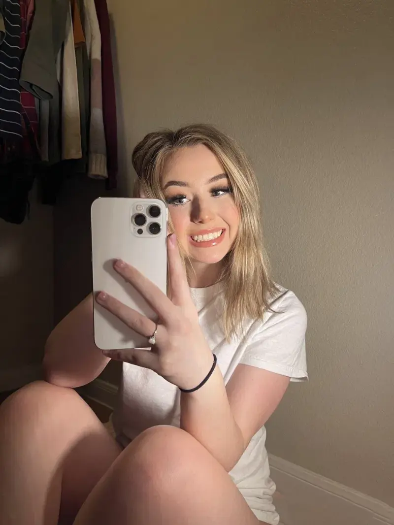 Sofia2166 (18) female from CZ - sexting partner