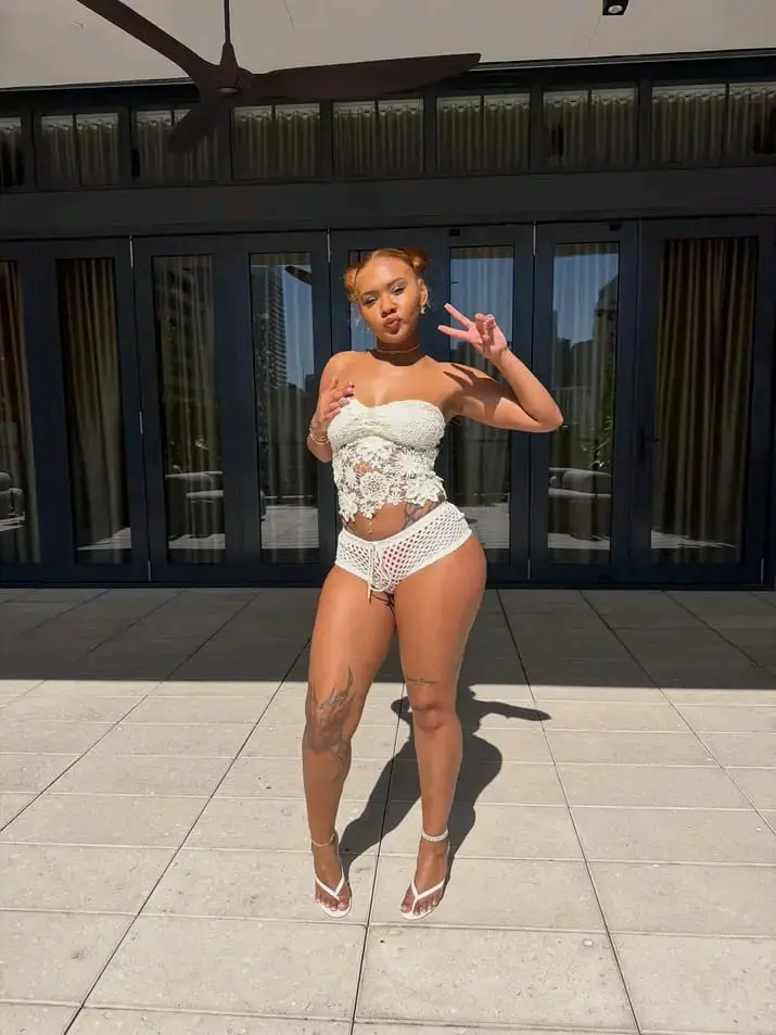 Stacybently392929 (22) female from US - sexting partner