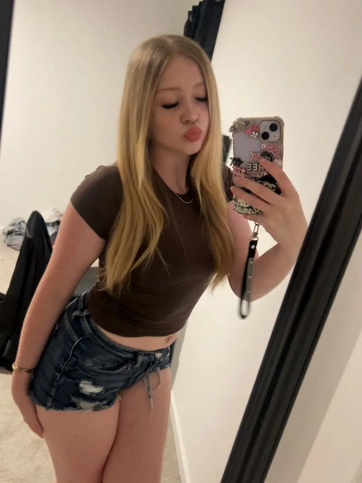 Stella46205 (18) female from US - sexting partner