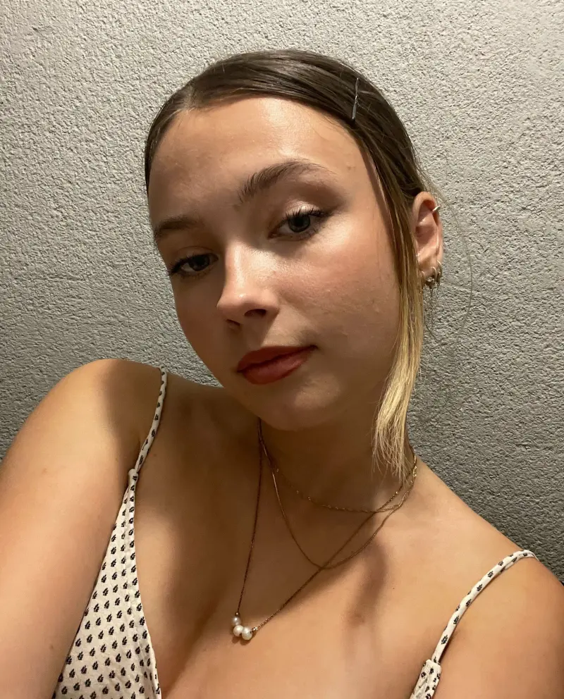 TeresaWoods00114 (18) female from DE - similar profile