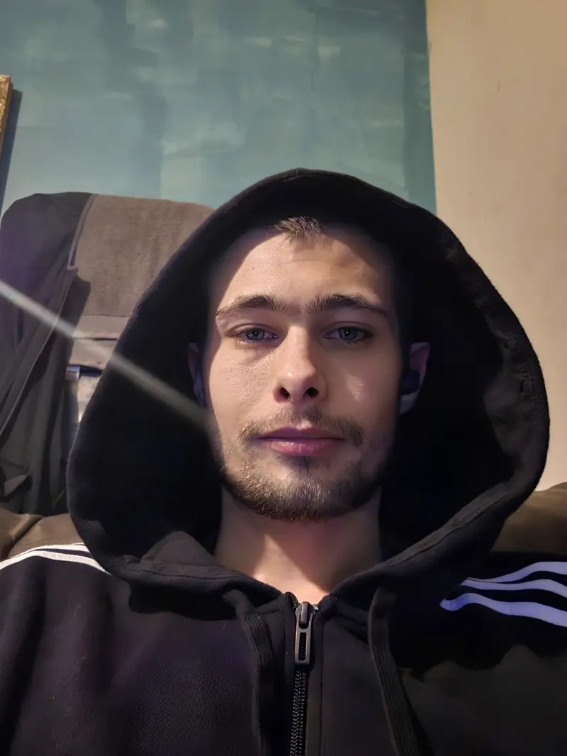 ThePhoenix457 (18) male from GB - sexting partner