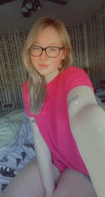 Tiffan32128 (18) female from IS - sexting partner