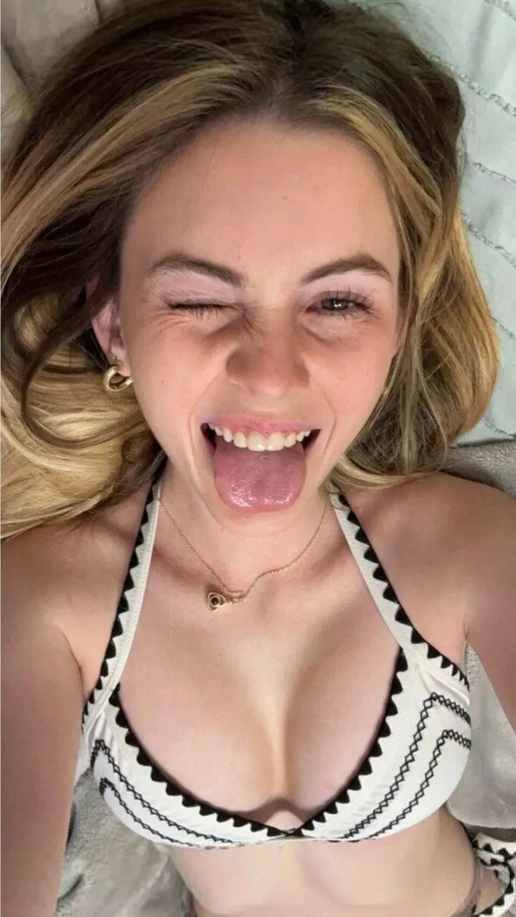 Veronica786 (18) female from CA - sexting partner