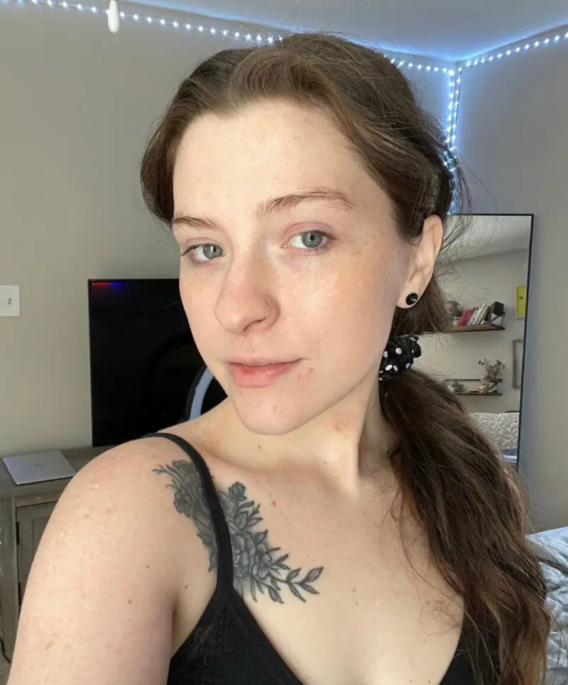 Vivion (18) female from US - sexting partner