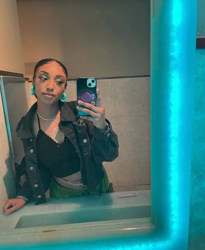 _damiella (18) female from US - sexting partner