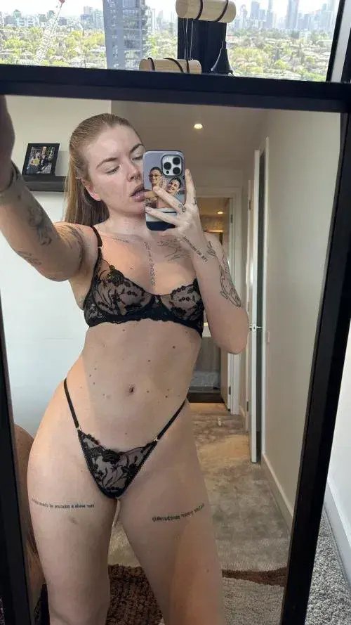 abuwa (18) female from US - sexting partner